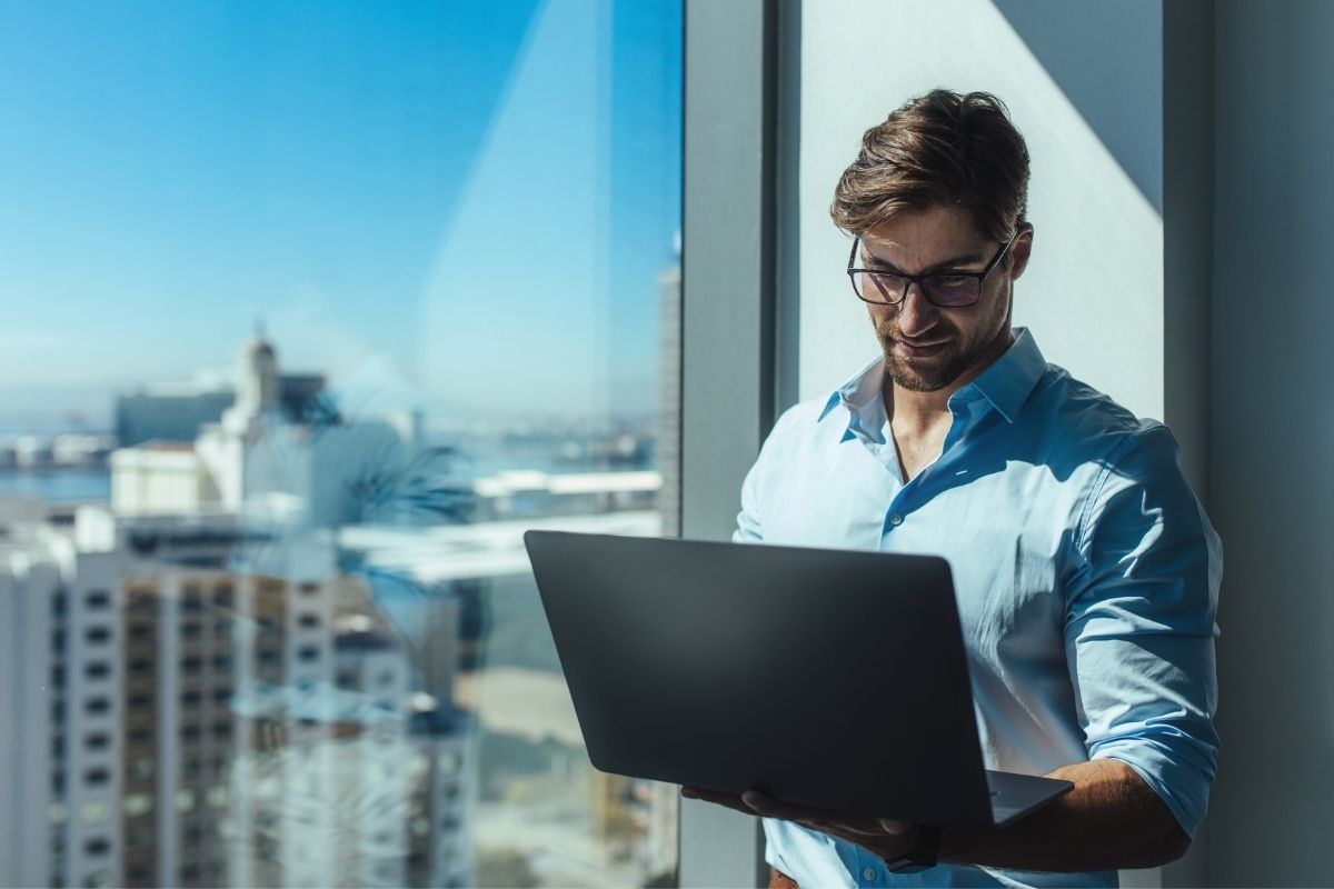 businessman investor using laptop https://www.canva.com/photos/MACfMIyclH8/