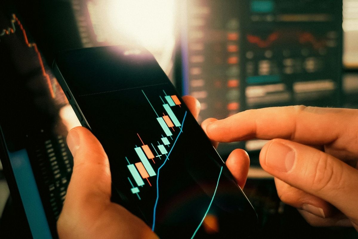 Analyzing Financial Market Data on Smartphone